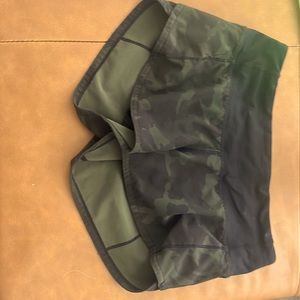 Lululemon green camo speed up shorts size zero